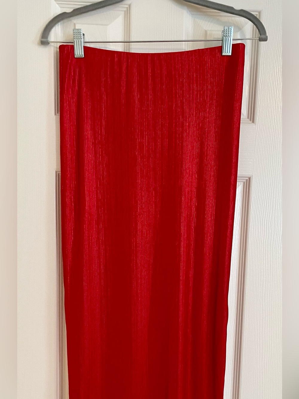 Sunland 17 Red Textured Fitted Midi Skirt